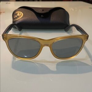 Great conditions! Ray-Ban Sunglasses with Gold Frame and Black Lenses